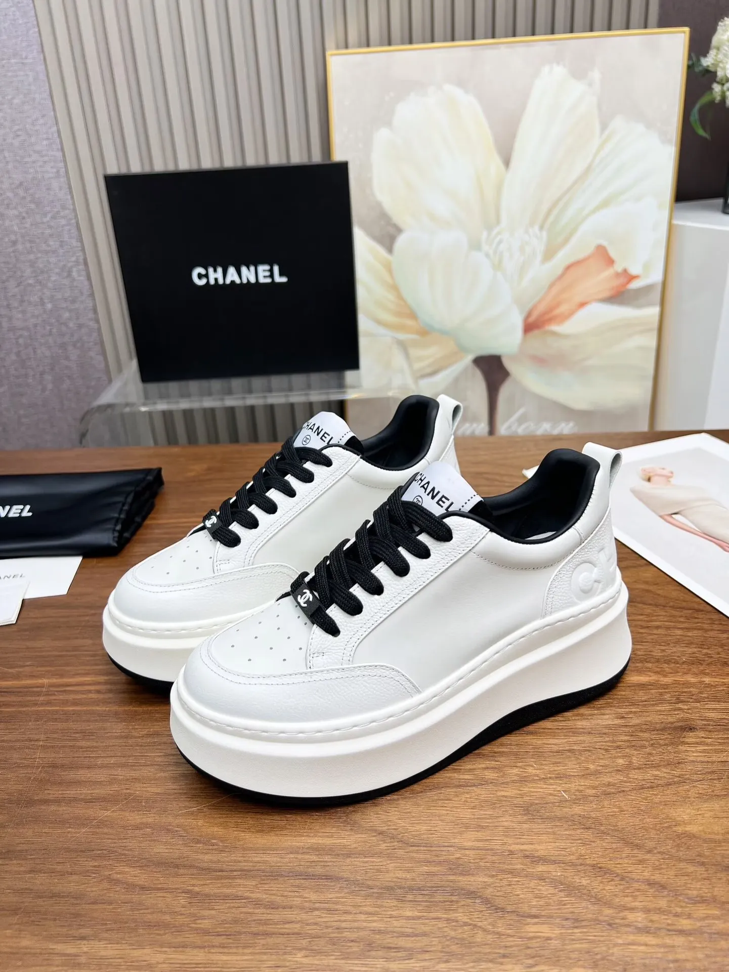 👟👟Ex-factory price 460👟👟 New Chanel panda color white shoes, currently super popular thick-soled shape, very versatile, long and slim legs, super comfortable on the feet, elongating the entire body proportion [strong] Fabric: imported first-layer cowhide🐂 Lining: sheepskin Foot pads: cowhide Code number: 34 to 41 (34 and 41 need to be customized) Packaging: with card, cloth bag Color: black, white, pink